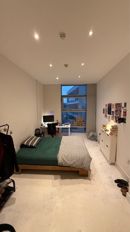 Room Commercial Road in Greater London