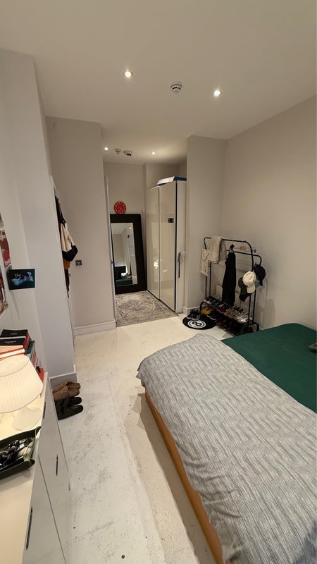 Room Commercial Road in Greater London