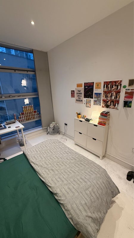 Room Commercial Road in Greater London