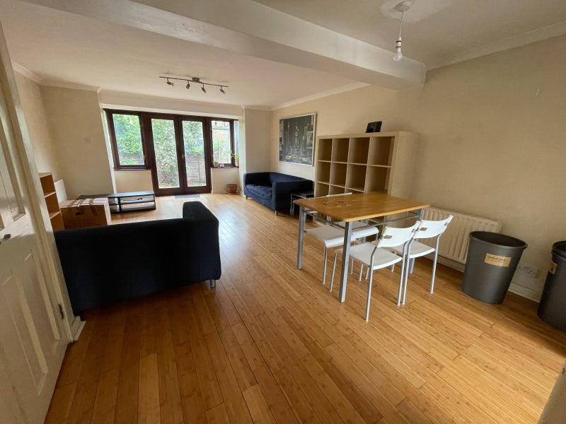 Room Wynan Road in Greater London