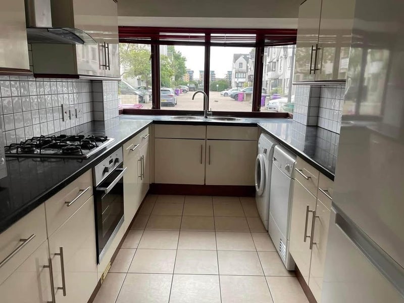 Room Wynan Road in Greater London