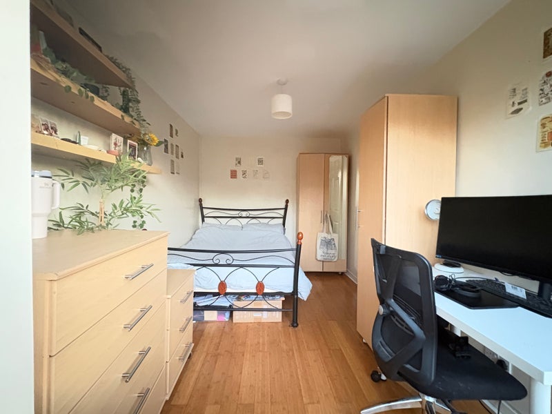 Room Wynan Road in Greater London