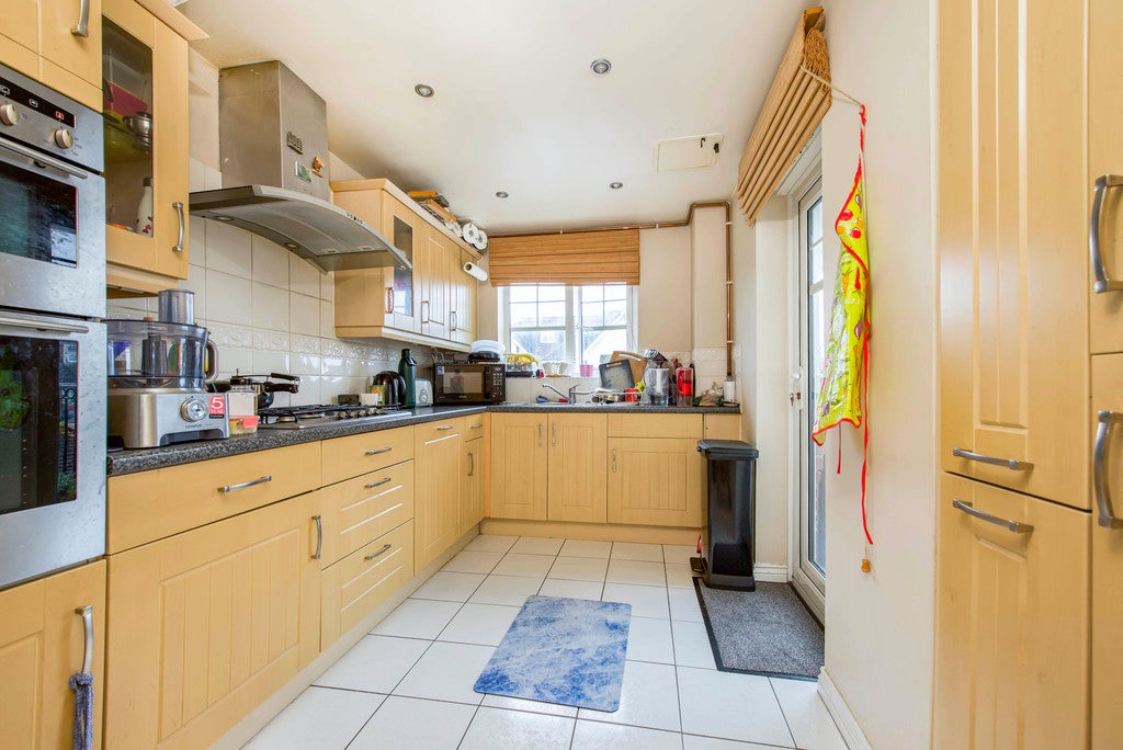 Flat Belmont Road in Greater London