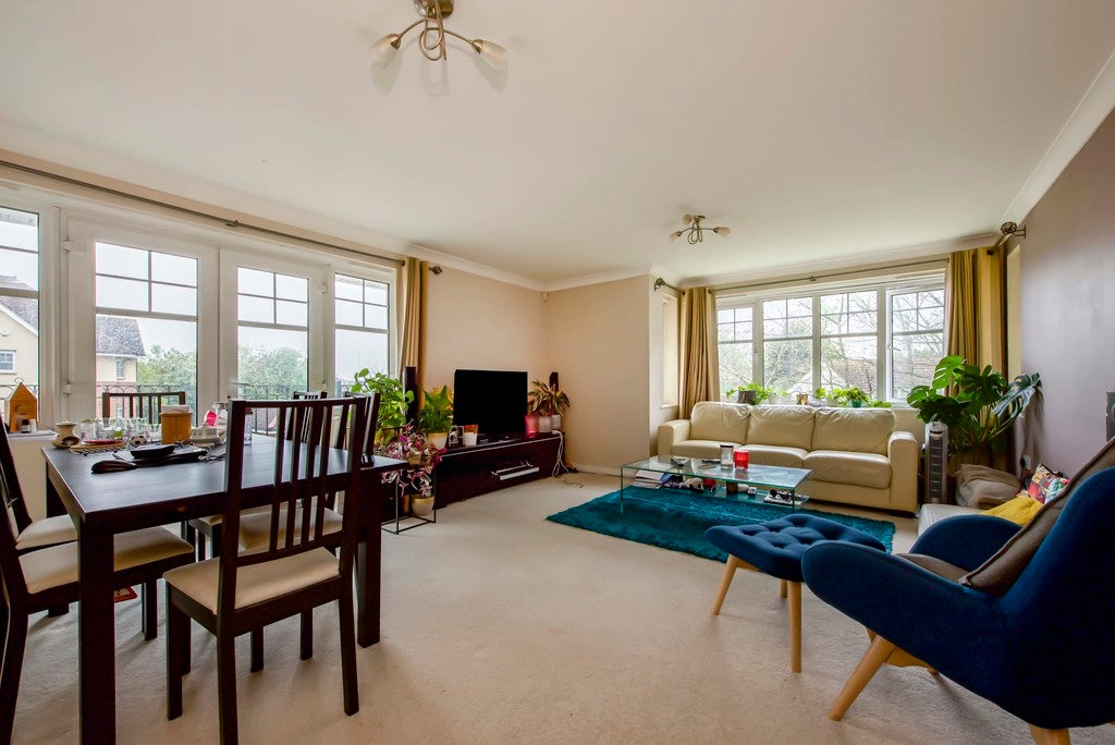 Flat Belmont Road in Greater London