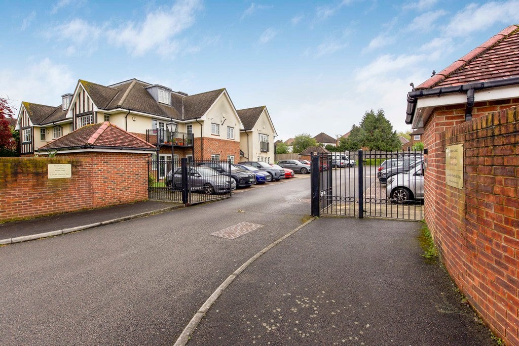 Flat Belmont Road in Greater London