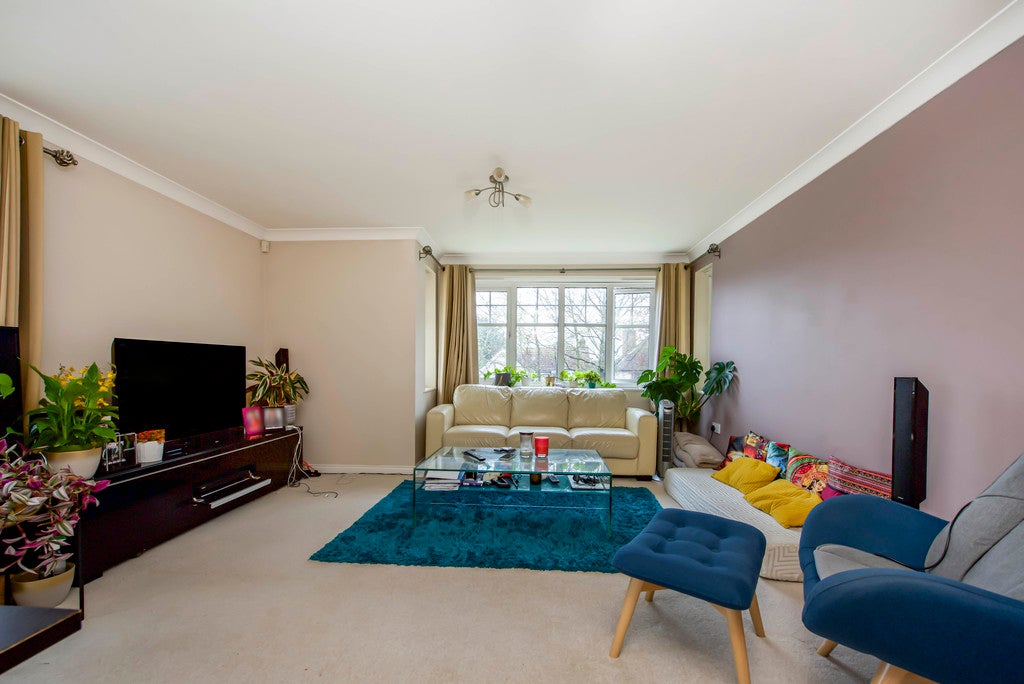 Flat Belmont Road in Greater London