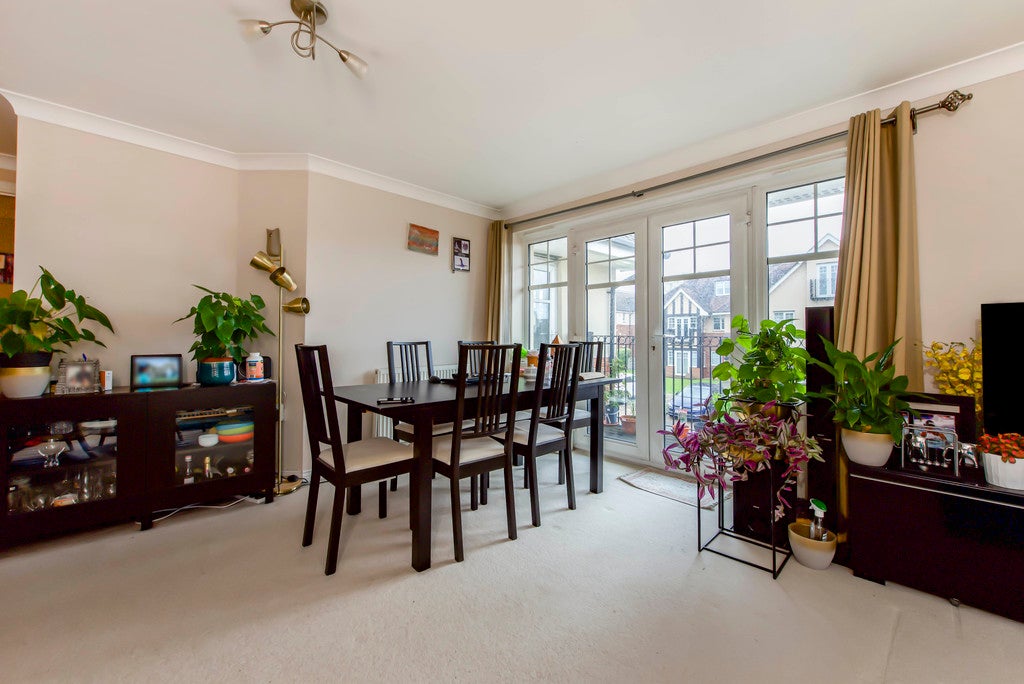Flat Belmont Road in Greater London
