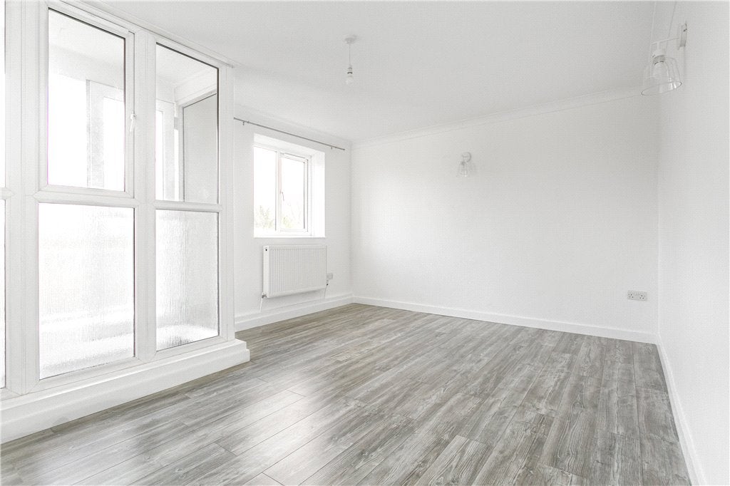 Flat Carslake Road in Greater London