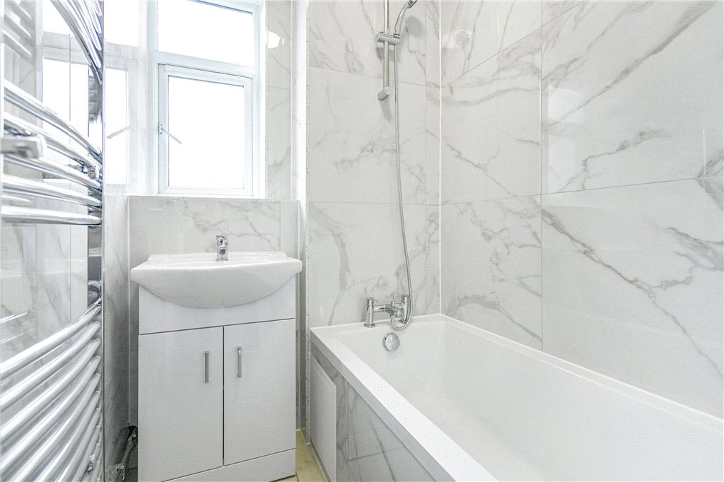 Flat Carslake Road in Greater London