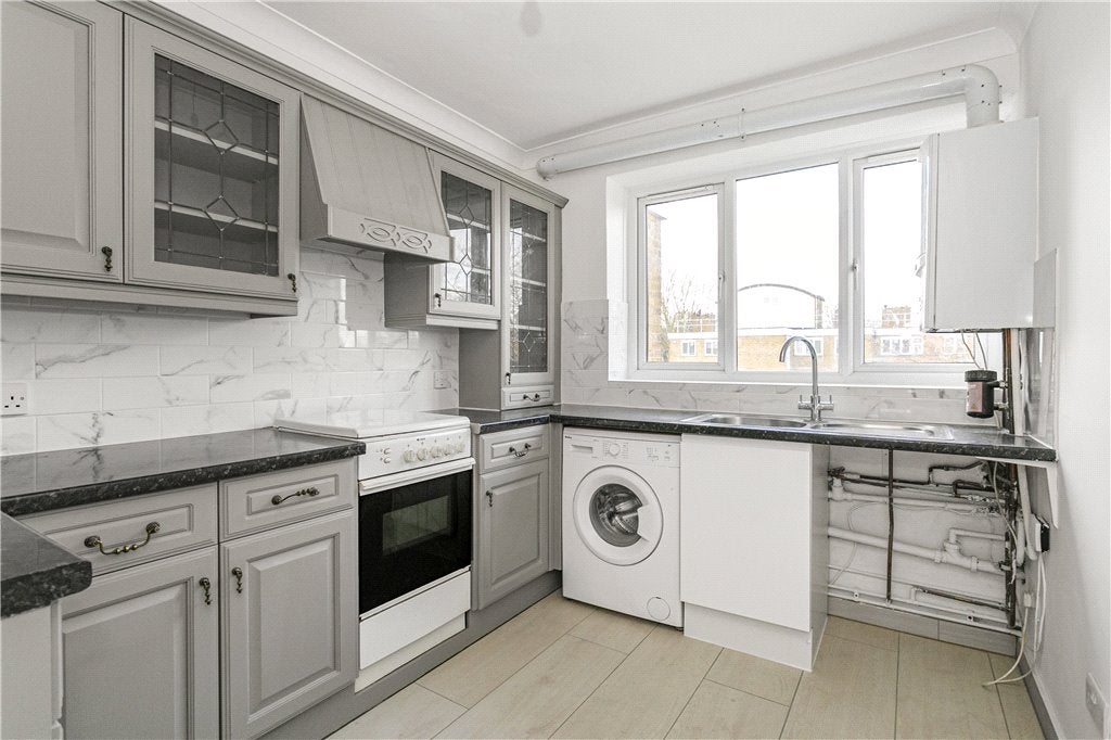 Flat Carslake Road in Greater London