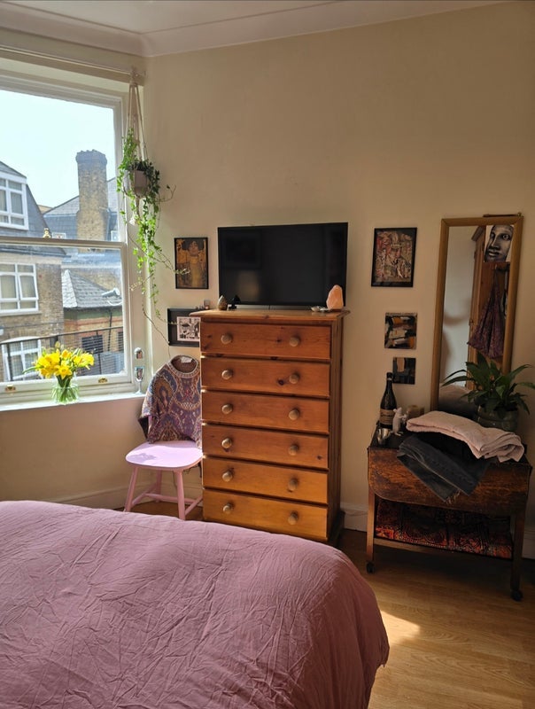 Room Kingwood Road in Greater London