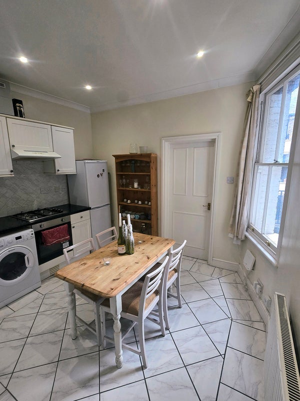 Room Kingwood Road in Greater London