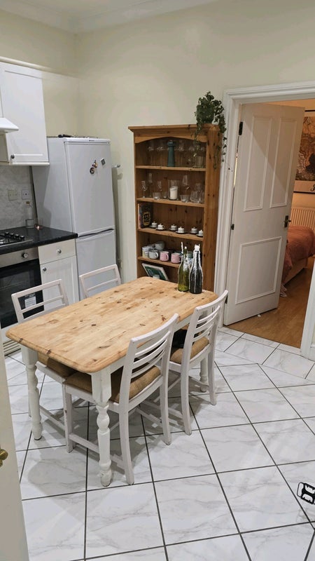 Room Kingwood Road in Greater London