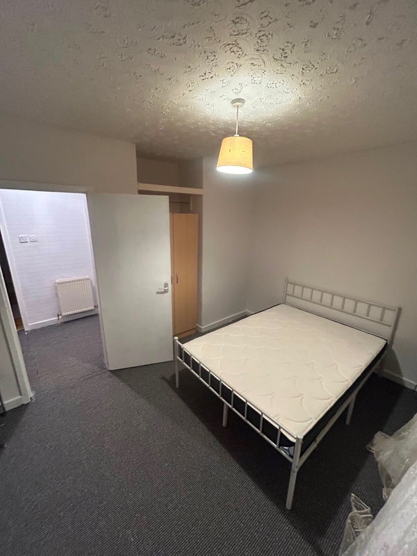 Room Dougrie Street in Glasgow