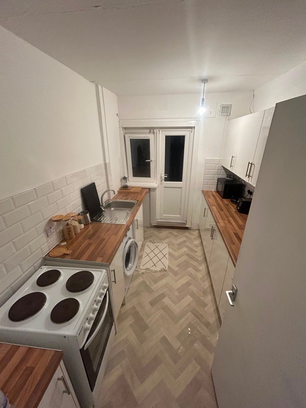 Room Dougrie Street in Glasgow