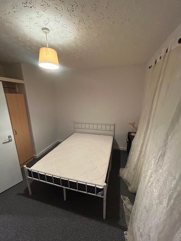 Room Dougrie Street in Glasgow