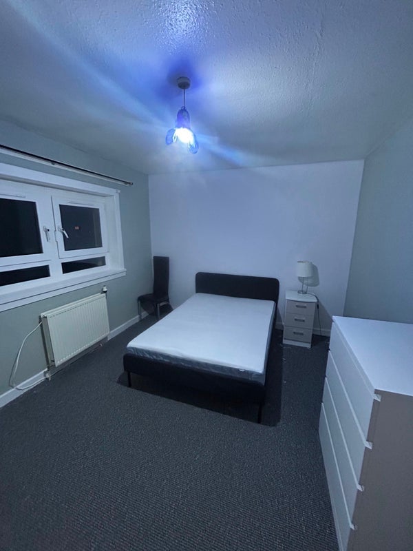 Room Dougrie Street in Glasgow