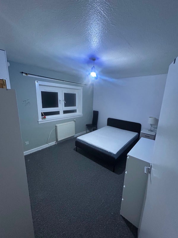 Room Dougrie Street in Glasgow