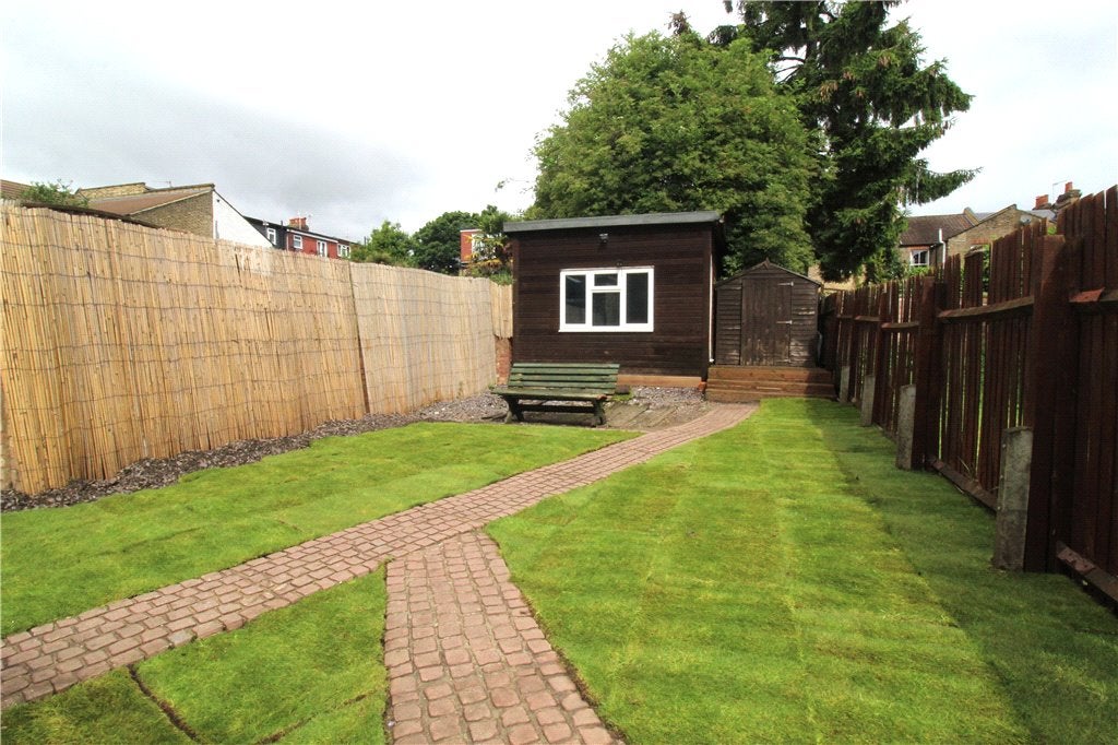 Flat Carlyle Road in Greater London