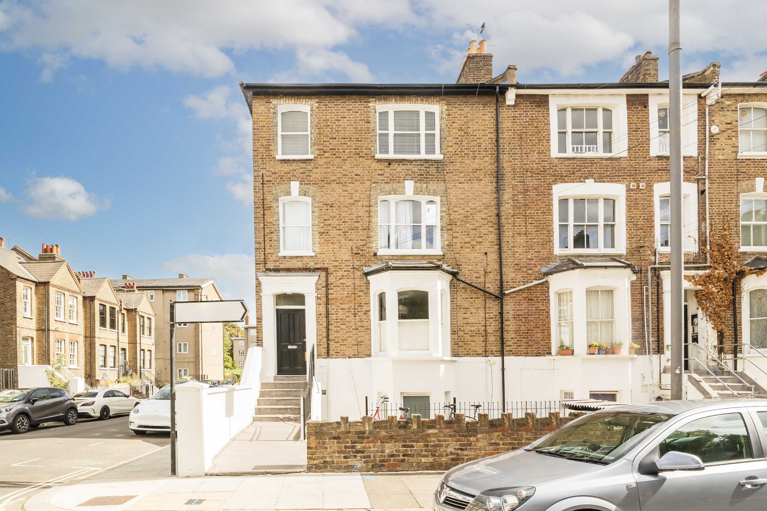 Flat Cathnor Road in Greater London