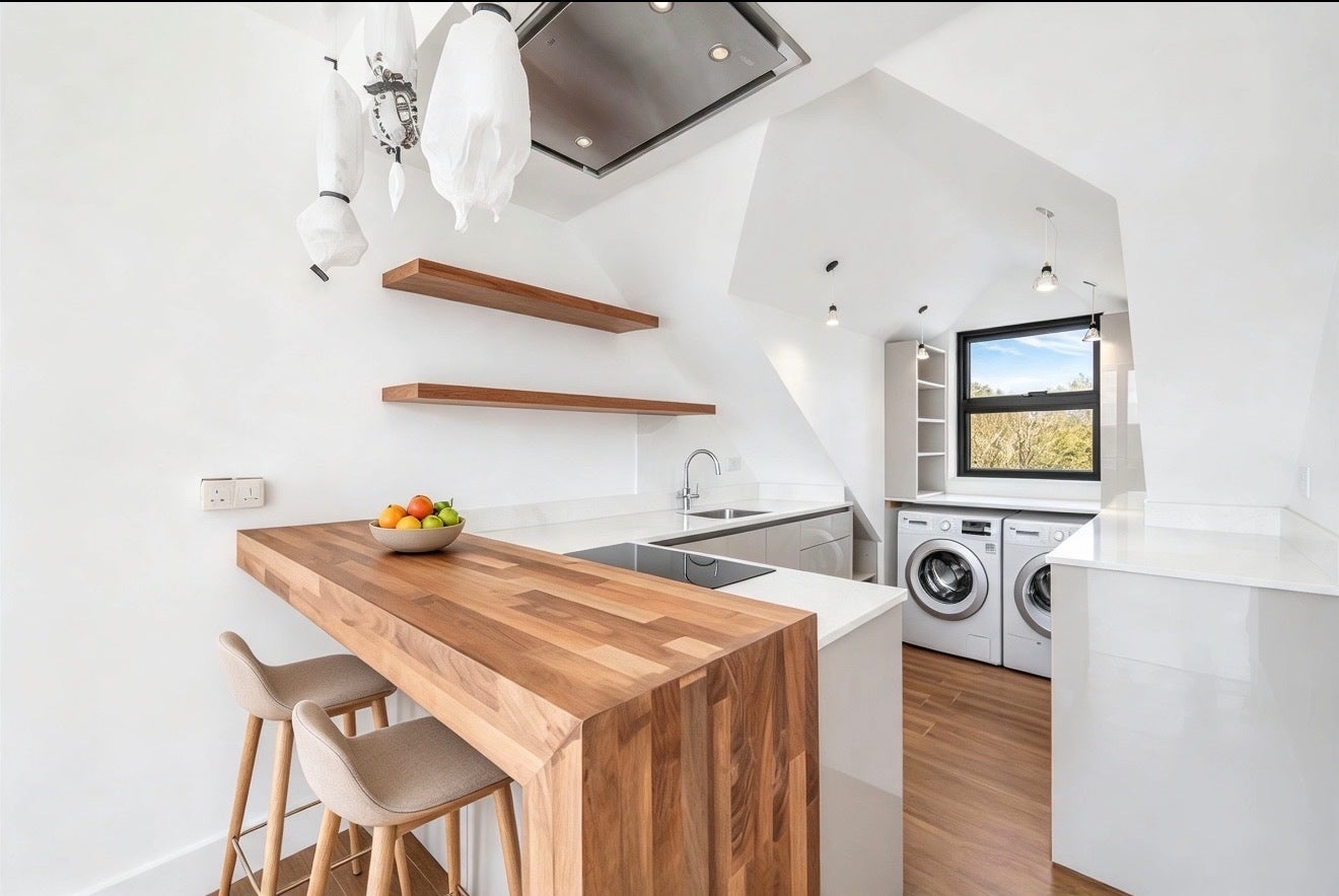 Flat Garratt Lane in Greater London