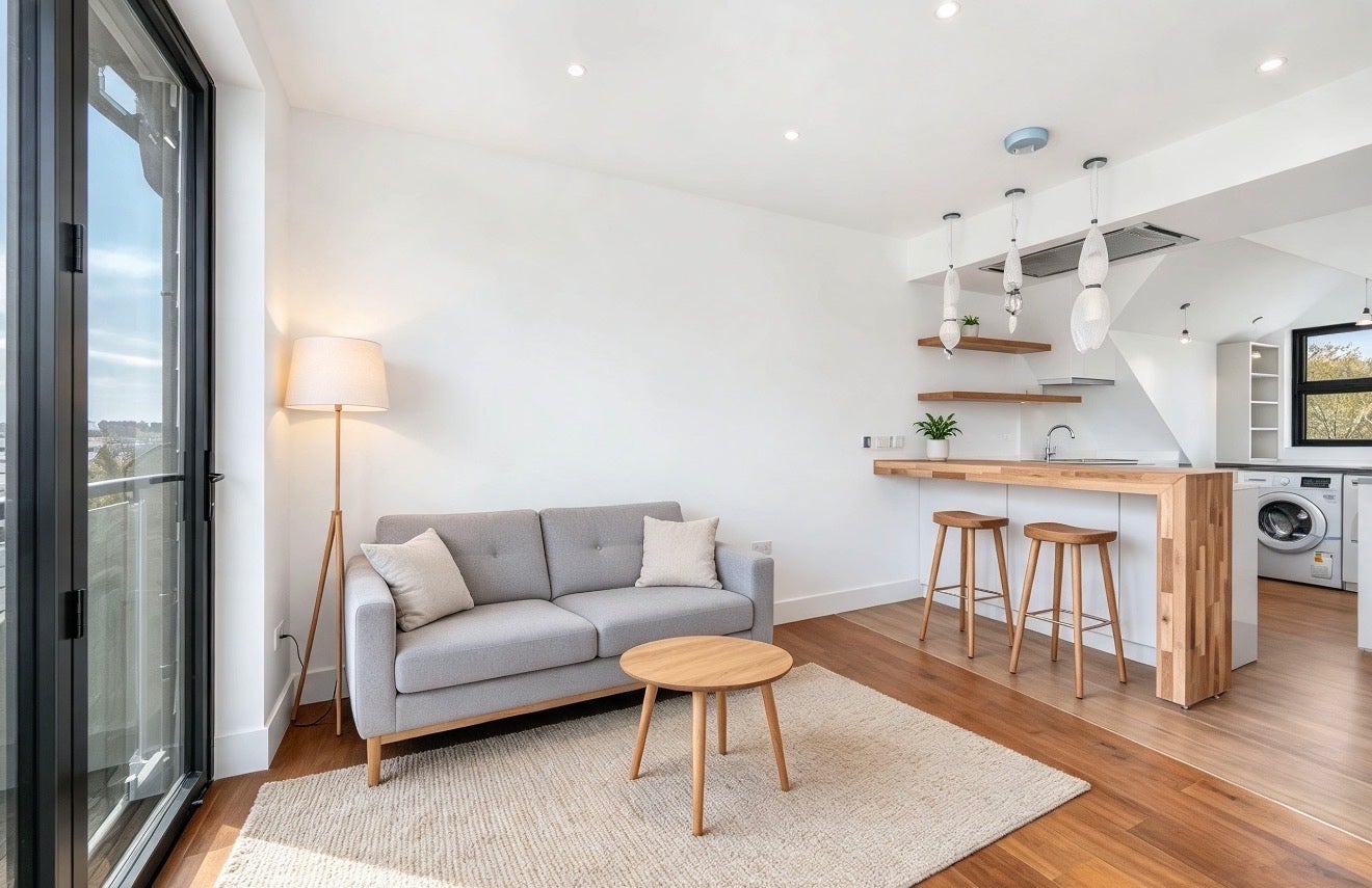 Flat Garratt Lane in Greater London