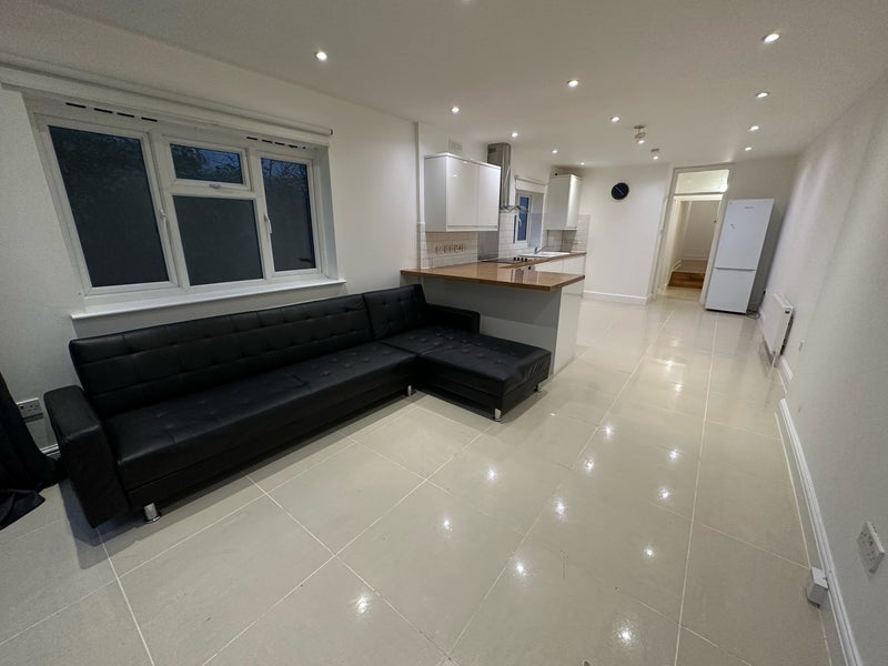 Flat Fernlea Road in Greater London