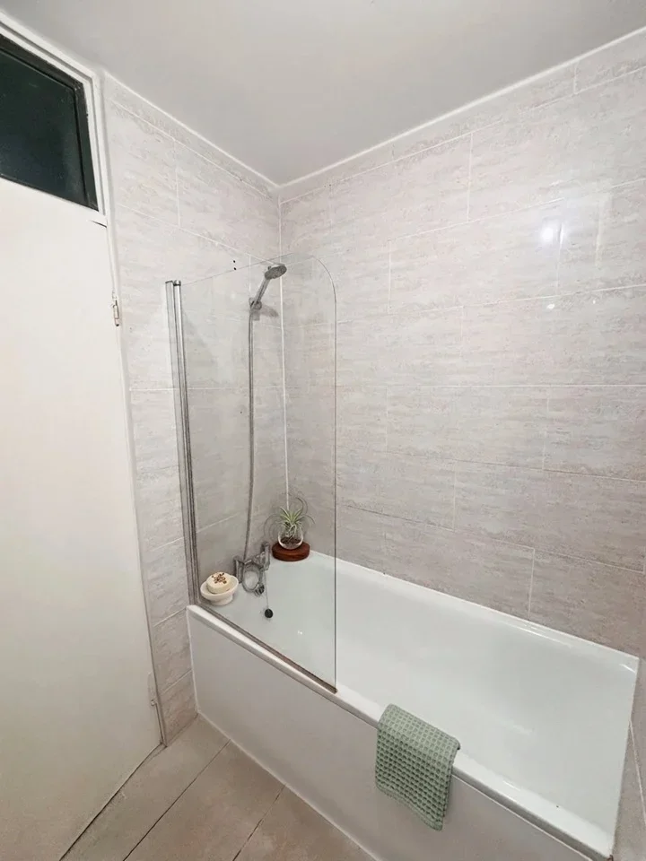 Room Haberdasher Street in Greater London