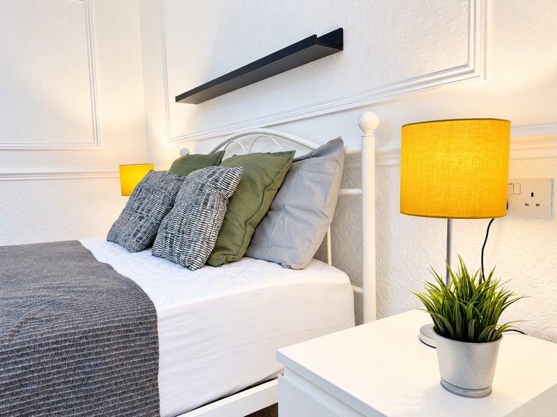 Room Wimborne Road in Poole