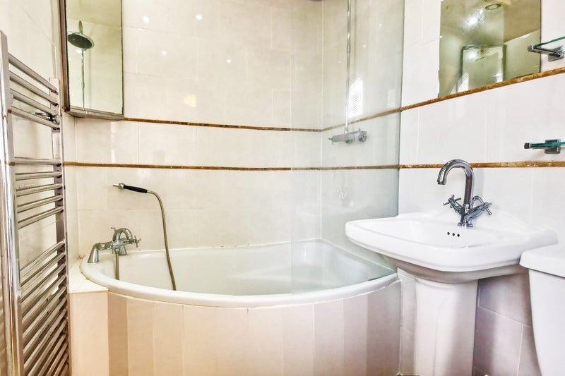 Room Wimborne Road in Poole