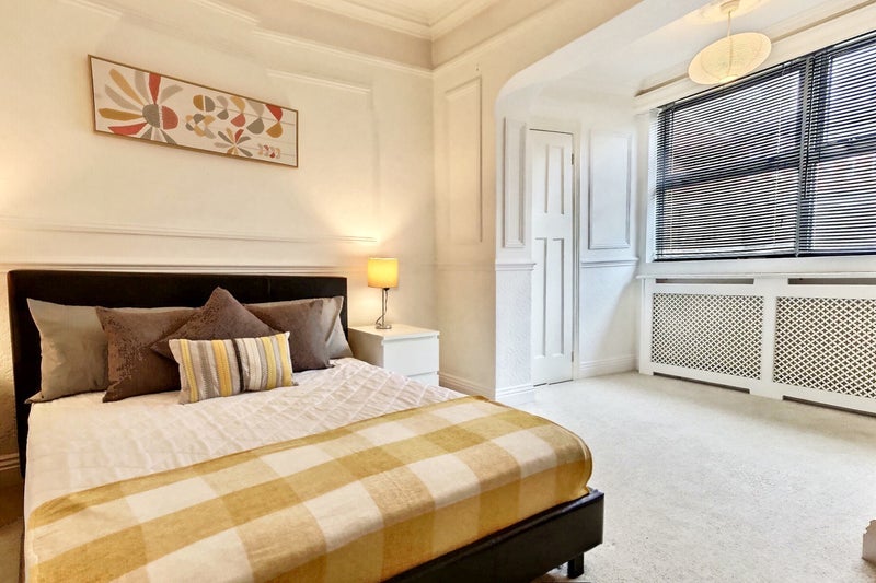 Room Wimborne Road in Poole