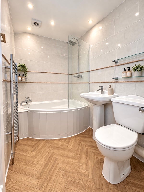 Room Wimborne Road in Poole