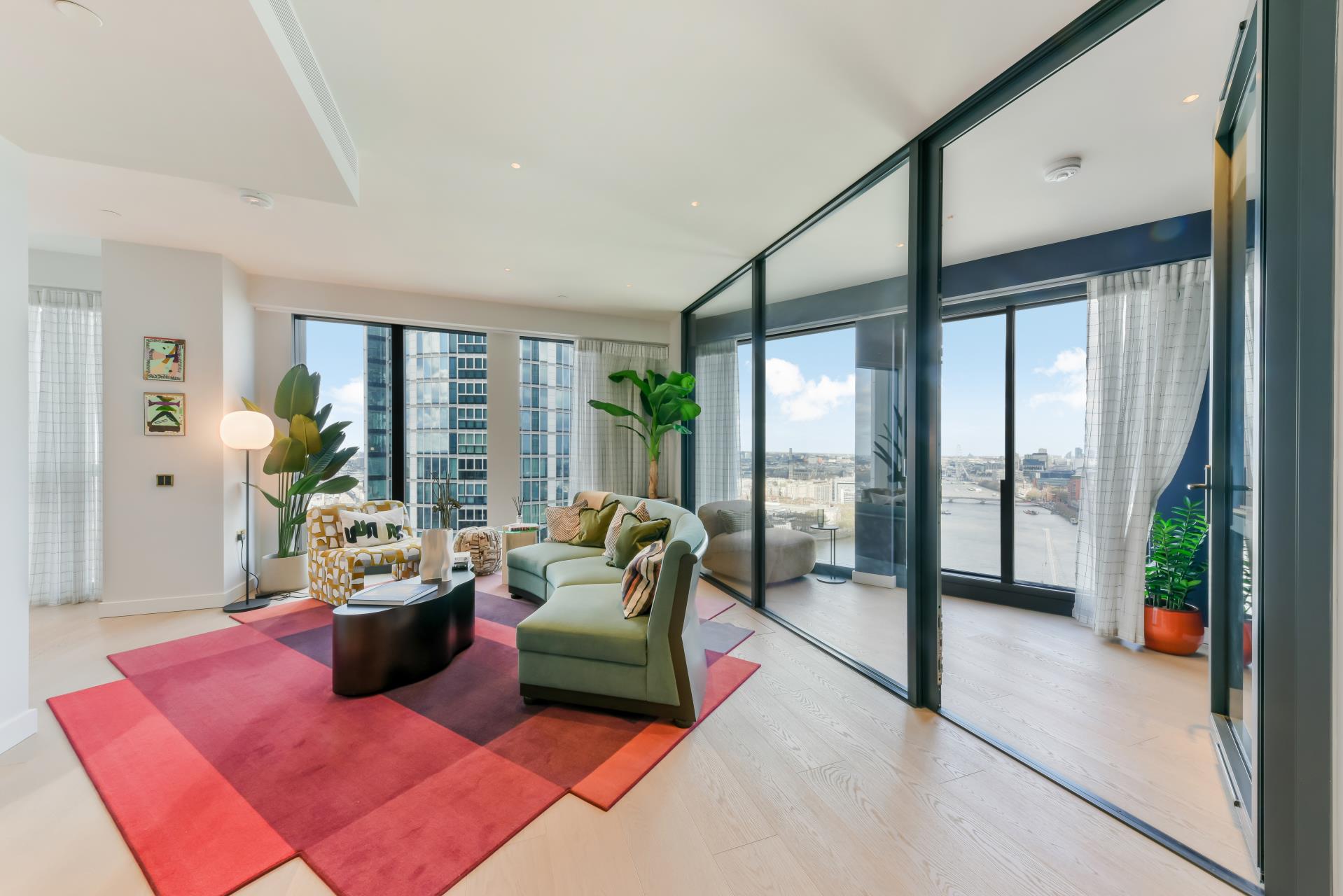 Flat Nine Elms Lane in Greater London