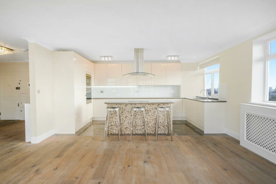 Flat Queensmead in Greater London