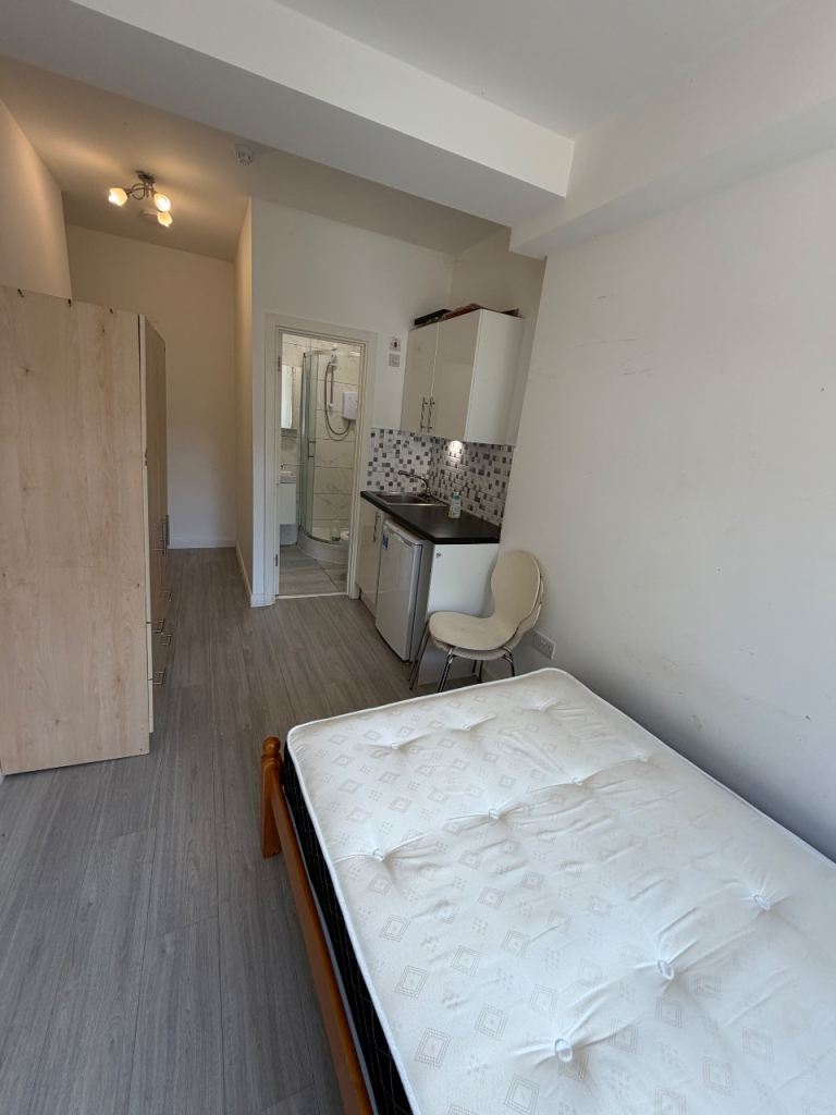 Room Dormer's Wells Lane in Greater London