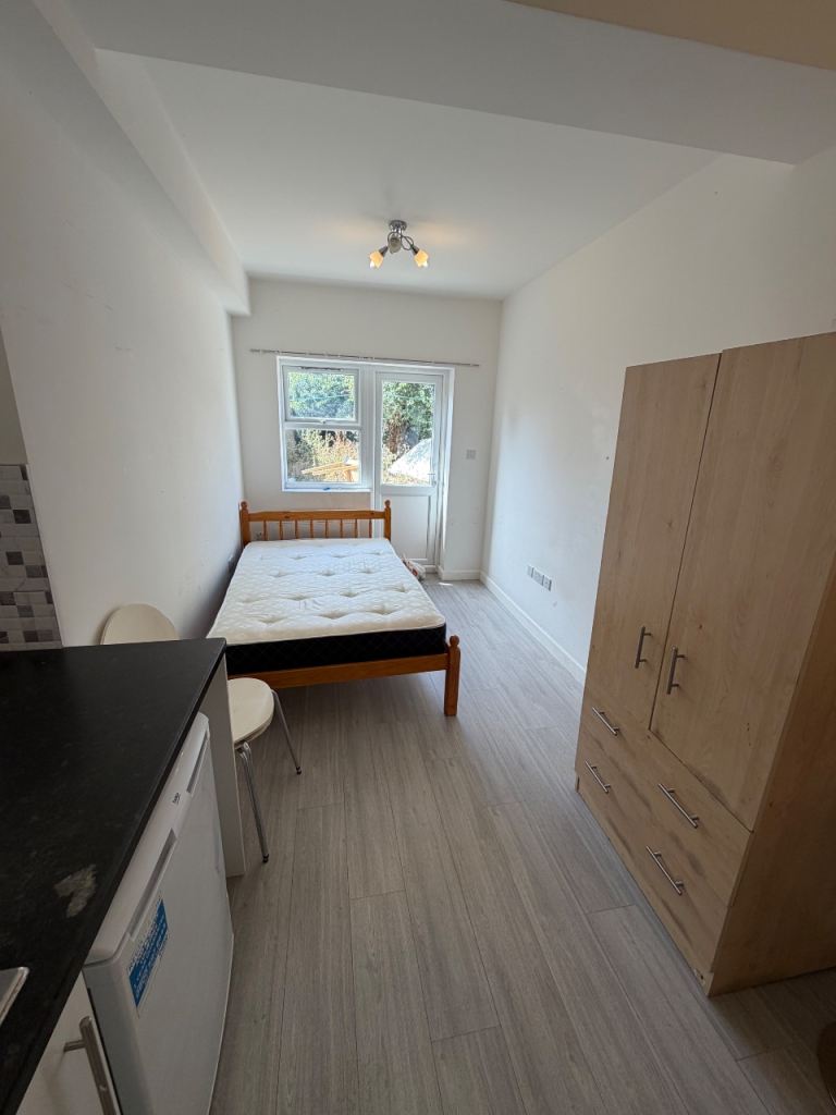 Room Dormer's Wells Lane in Greater London