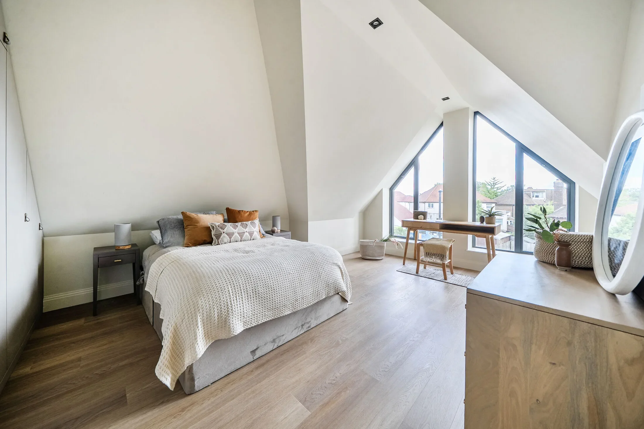 Flat Creswick Road in Greater London