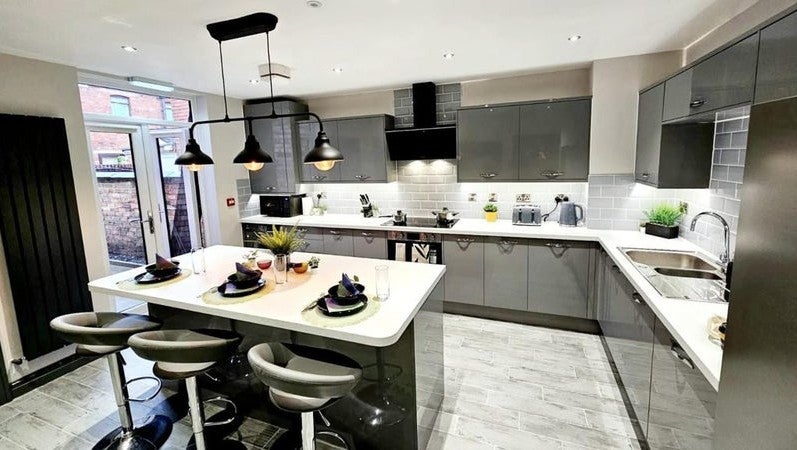 Room Alker Street in Wigan