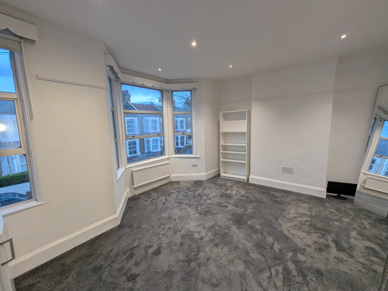 Flat Mortimer Road in Greater London