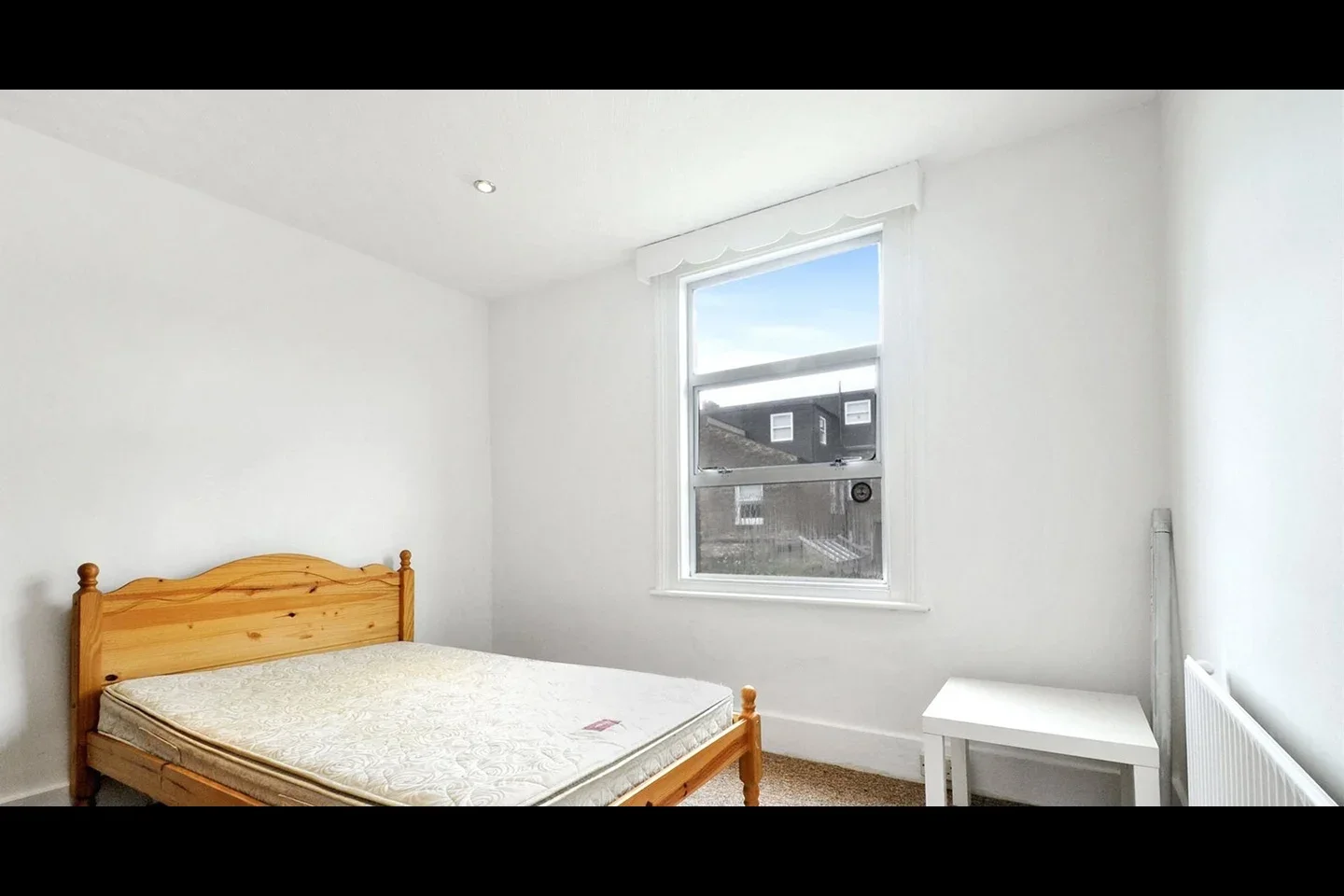Flat Mortimer Road in Greater London