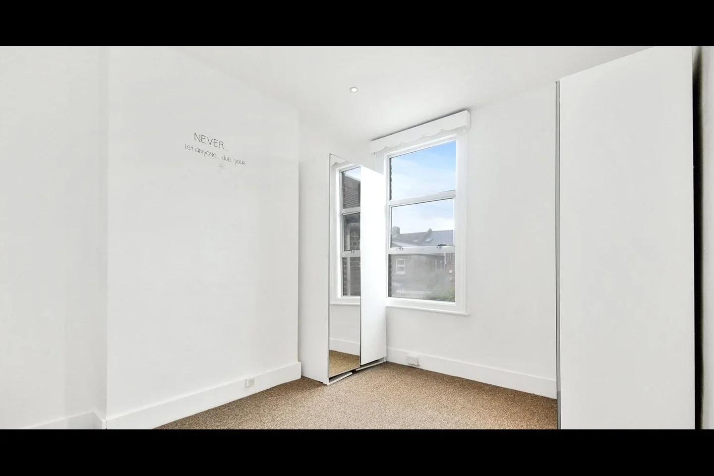 Flat Mortimer Road in Greater London