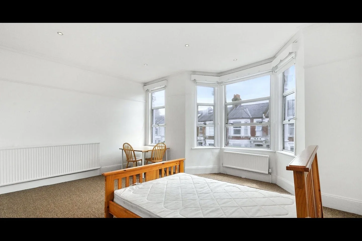 Flat Mortimer Road in Greater London