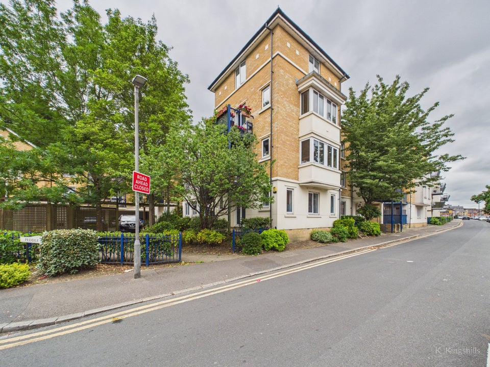 Flat West End Road in High Wycombe