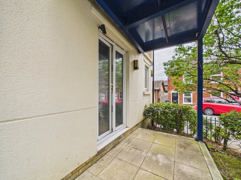 Flat West End Road in High Wycombe