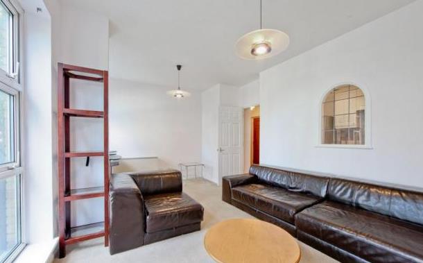 Flat Grange Road in Greater London