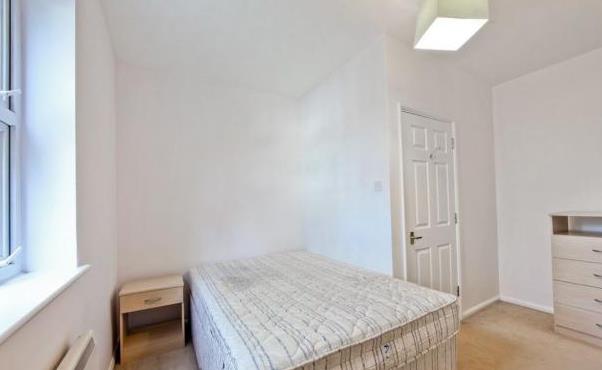 Flat Grange Road in Greater London