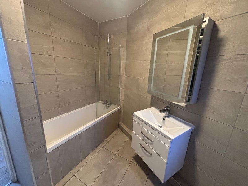 Room Empire Way in Greater London