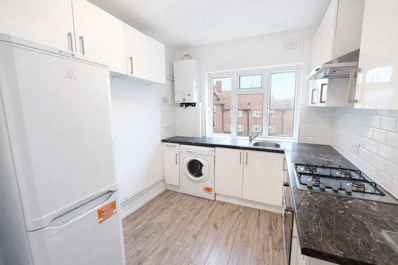 Room Empire Way in Greater London