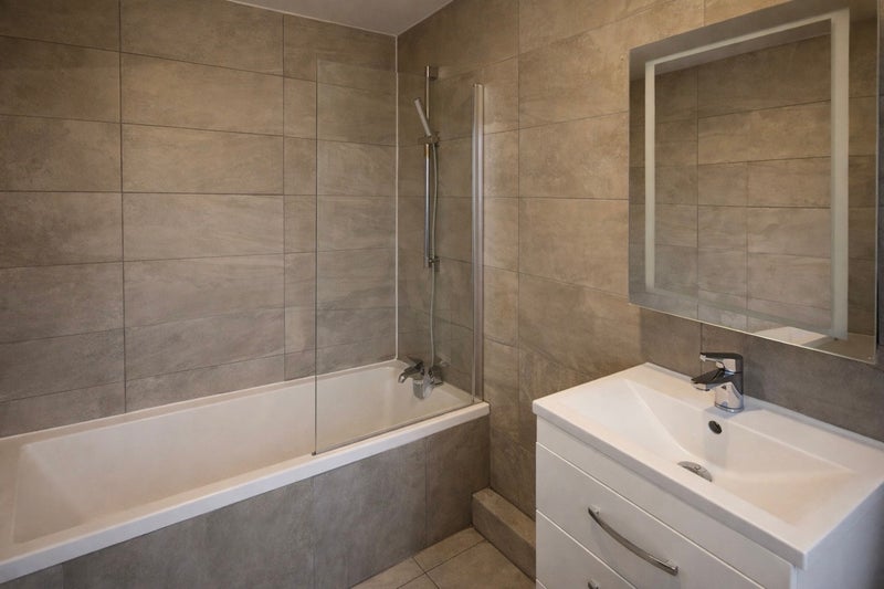 Room Empire Way in Greater London