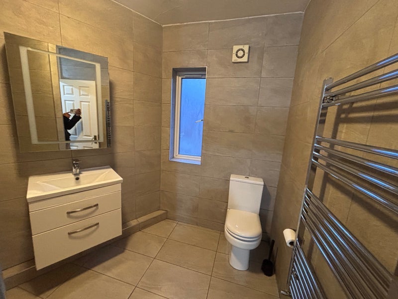 Room Empire Way in Greater London